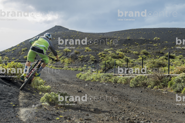 Jordi Bagó en mountainbike por La Palma