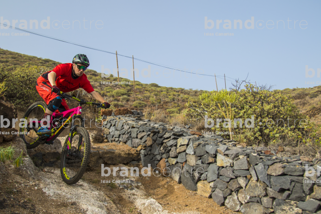 Jordi Bagó en mountainbike por El Hierro