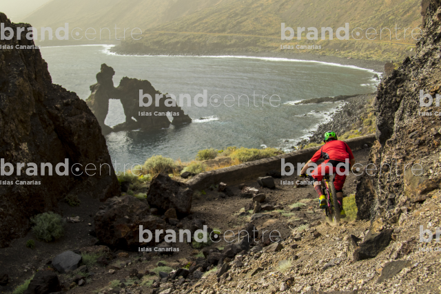 Jordi Bagó en mountainbike por El Hierro