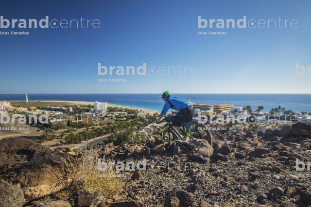 Jordi Bagó en mountainbike por Fuerteventura