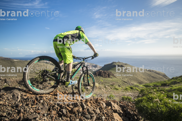 Jordi Bagó on mountain bike by La Gomera