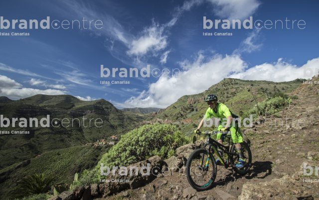 Jordi Bagó on mountain bike by La Gomera