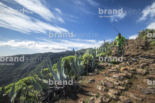 Jordi Bagó en mountainbike por La Gomera