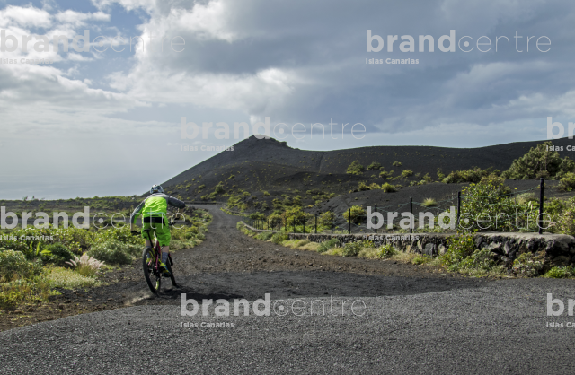Jordi Bagó en mountainbike por La Palma
