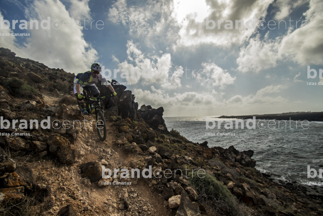 Jordi Bagó en mountainbike por Lanzarote
