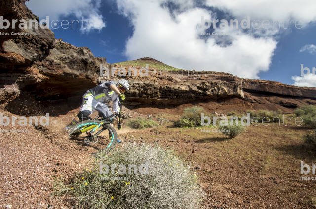 Jordi Bagó en mountainbike por Lanzarote
