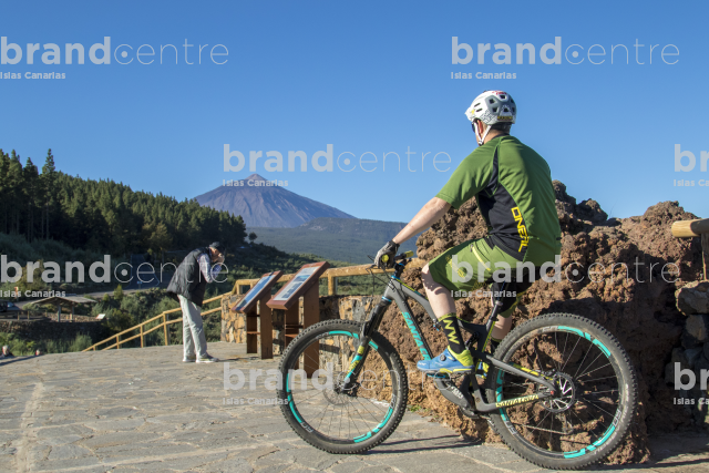 Jordi Bagó by mountain bike in Tenerife