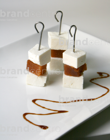 Fresh and sweet quince cheese skewer