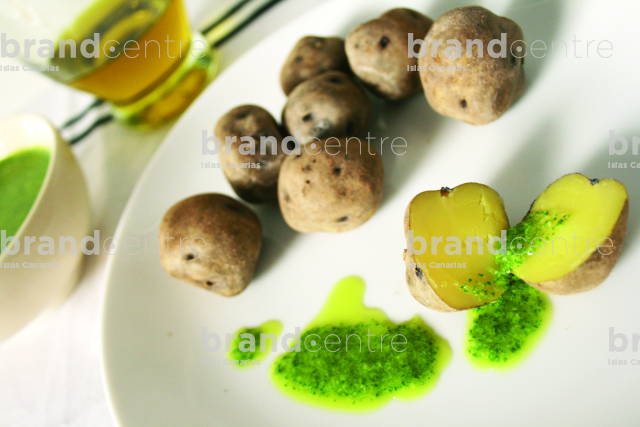 Crumpled potatoes with green mojo