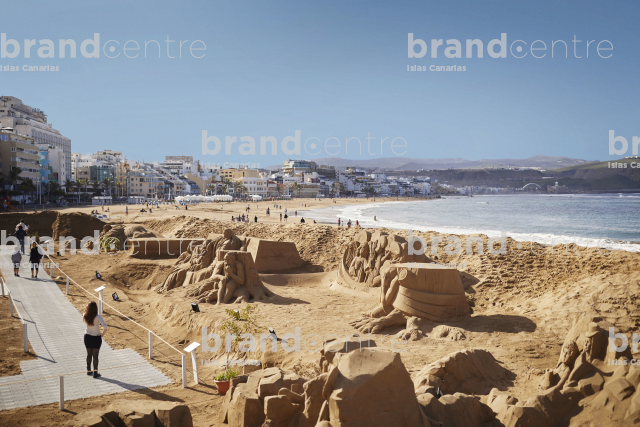 Construction of the Sand Nativity Scene in Playa de Las Canteras