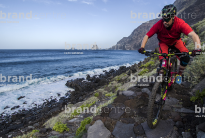 Jordi Bagó en mountainbike por El Hierro