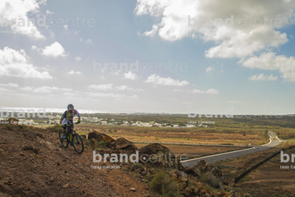 Jordi Bagó en mountainbike por Lanzarote