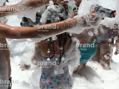 Fiesta de la espuma en La Restinga - Experiencias con niños en El Hierro 