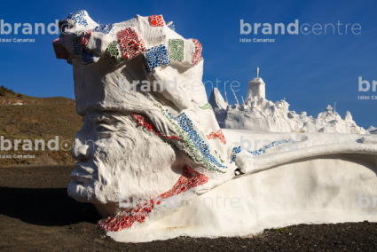 Escultura homenaje a la Bajada de la Virgen de los Reyes